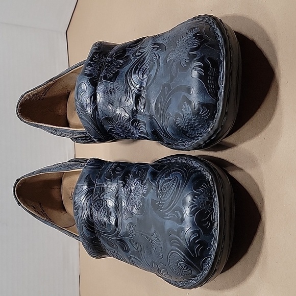 Bass, 8.5 Med. "Sheena" Clogs, Navy Blue Embossed / Tooled Paisley Design, NWOT! - Picture 2 of 8